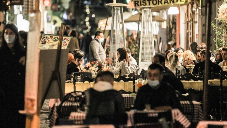 Dal 6 agosto Green Pass al chiuso per tavoli bar e ristoranti