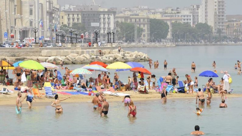 Turismo, vacanze rimandate e più brevi