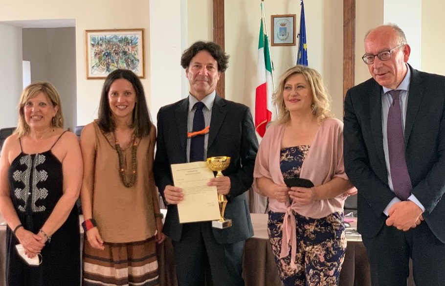 La consegna del premio letterario di Castrovillari al maestro Antonio Puccio (foto Agnese Ferrante)