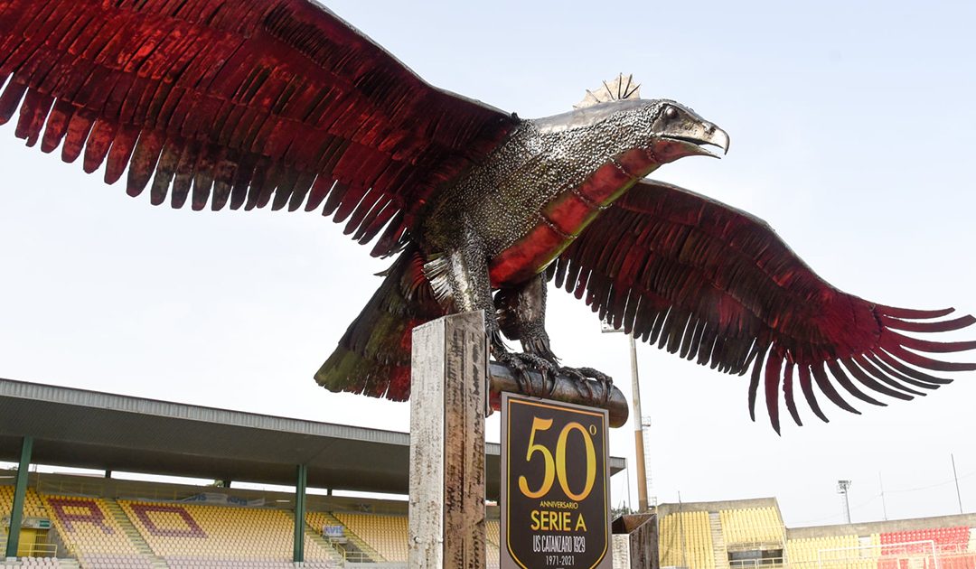 L'aquila guerriera realizzata da Nuccio Loreti per celebrare i 50 anni della storica promozione in Serie A del Catanzaro