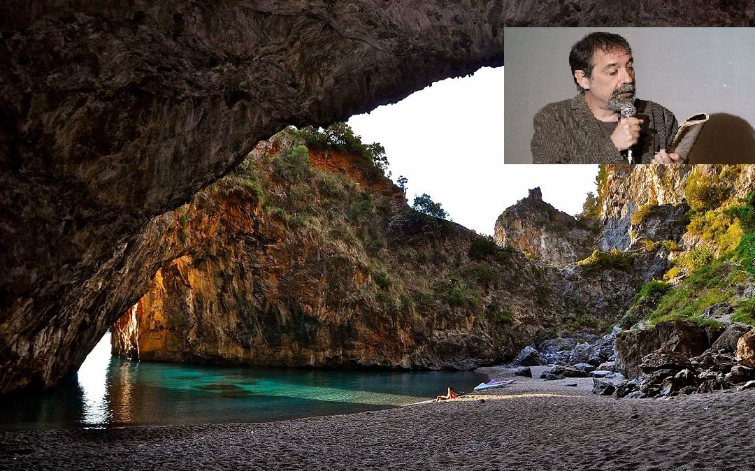 L'arco magno di San Nicola Arcella e nel riquadro il vincitore del Premio Strega 2021 Emanuele Trevi
