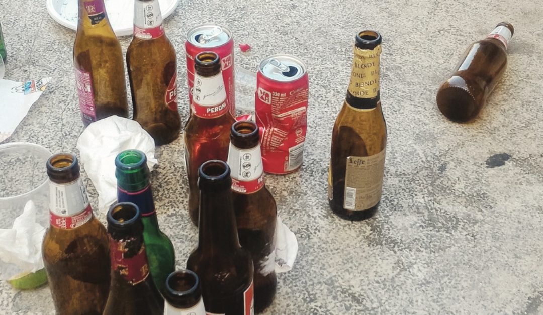 Il tappeto di bottiglie e lattine lasciate dopo una serata nel centro