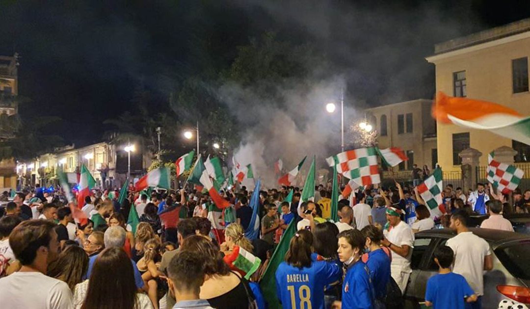 I tifosi in festa in piazza Martiri d'Ungheria meglio conosciuta come piazza Municipio a Vibo