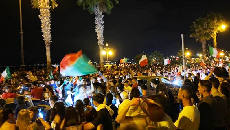Euro 2020, tifosi in delirio a Reggio Calabria invadono il lungomare Falcomat&agrave;