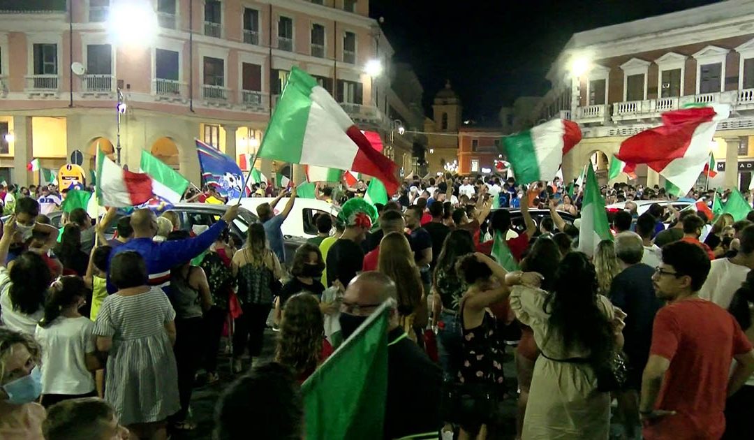 I festeggiamenti nelle piazze italiane dopo la notte di Wembley