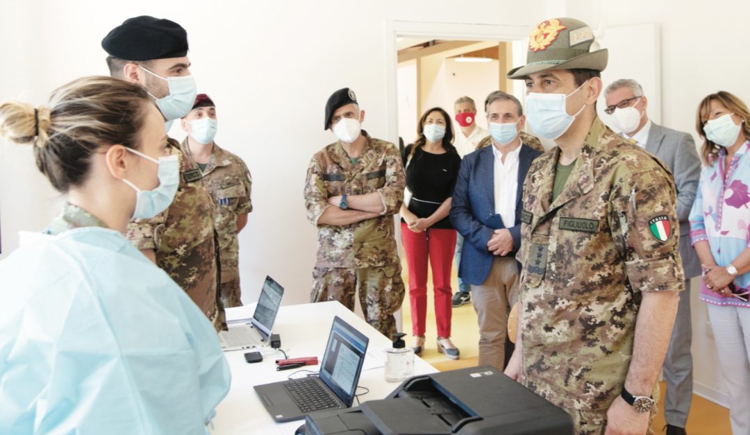 Il generale Figliuolo visita i punti vaccinali gestiti dal Ministero della Difesa