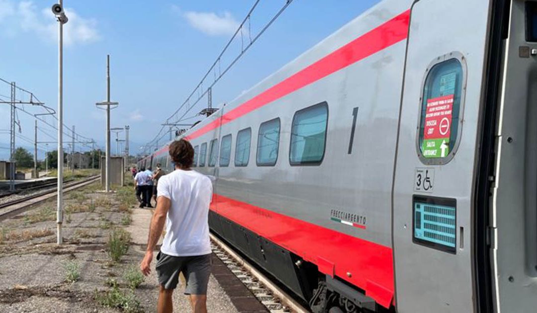 Guasto alla linea elettrica, 20 treni bloccati per ore nella tratta Salerno-Paola