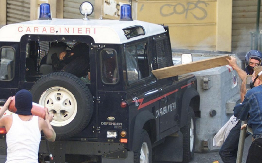 La foto simbolo del G8 di Genova con Carlo Giuliani e l'auto dei carabinieri con Mario Placanica