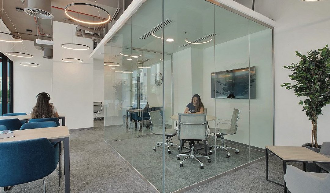 Una delle sale adibite alle lezioni all’interno dell’hotel Myriad dove attualmente si trovano 500 studenti e tutor