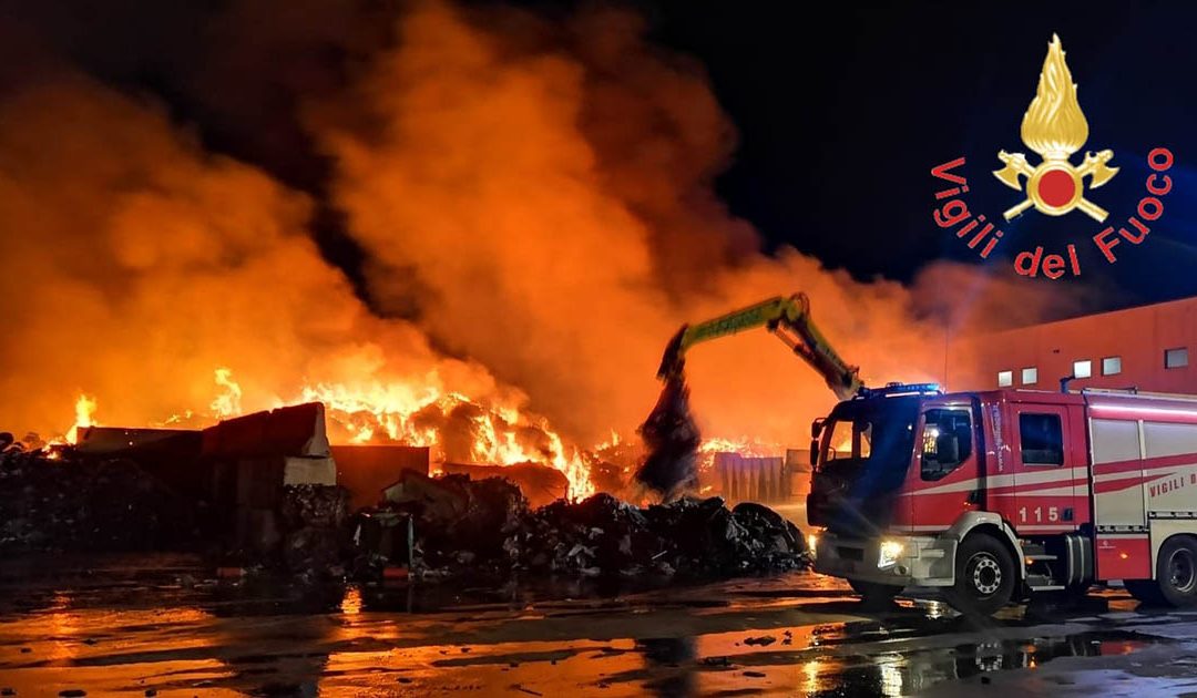 Le immagini dell'incendio