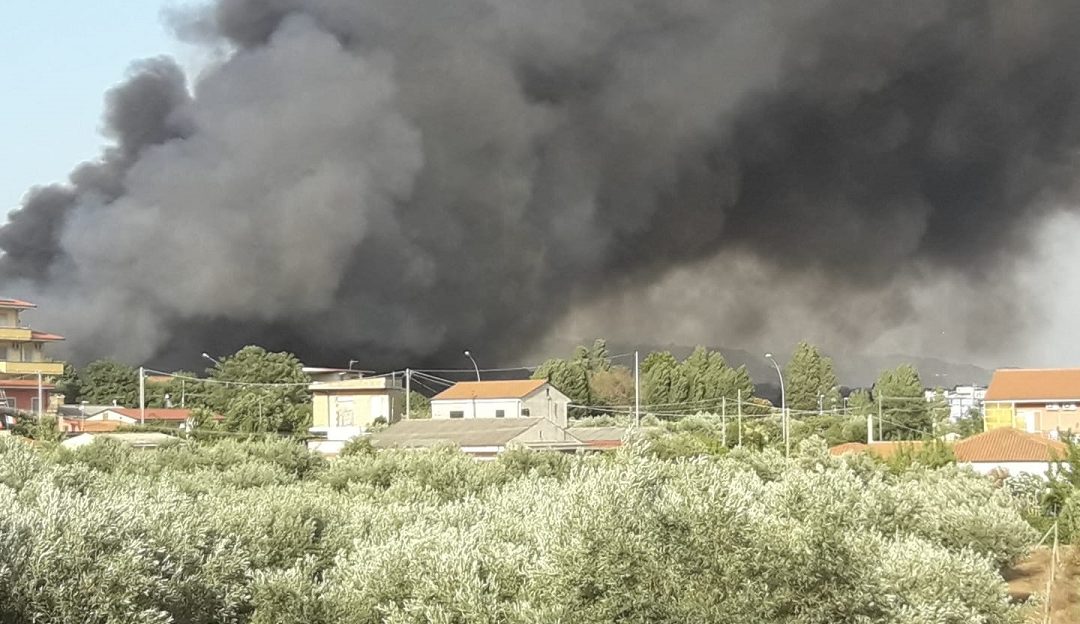 Un incendio al campo rom di Scordovillo