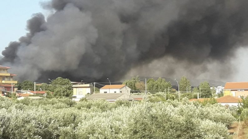 Bruciano rifiuti in un campo rom a Lamezia Terme, è allarme diossina