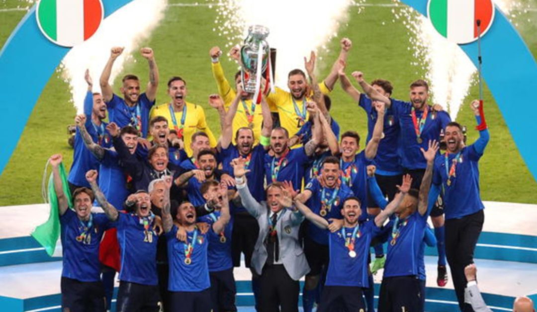 L'esultanza degli azzurri con la coppa
