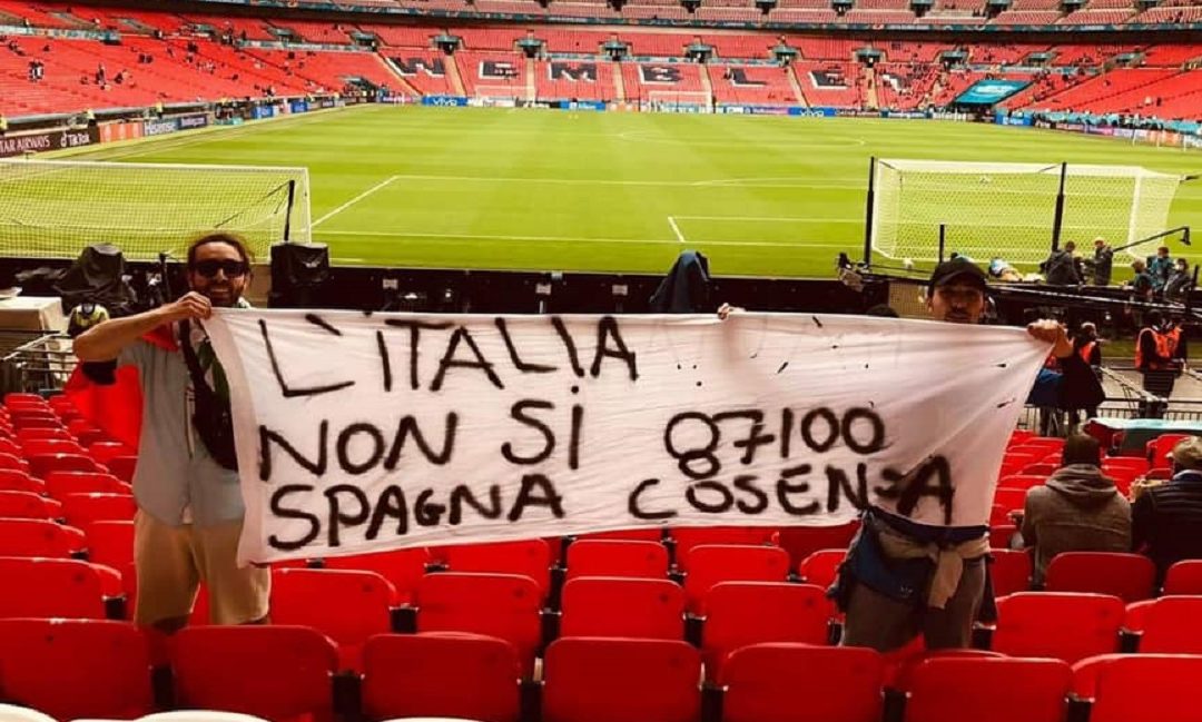 Ruggero e Federico con il loro striscione