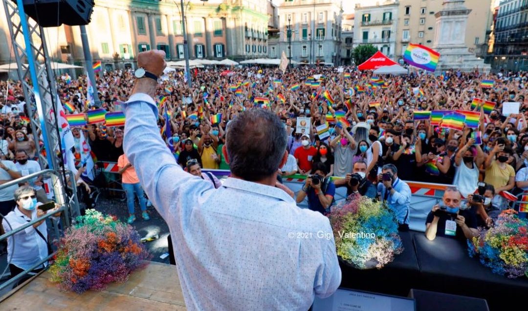Luigi de Magistris, di spalle, nella piazza del Pride di Napoli (foto da profilo Facebook)