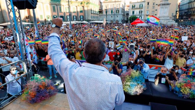 Il doppio volto di de Magistris: bocciato nei sondaggi di gradimento, osannato in piazza