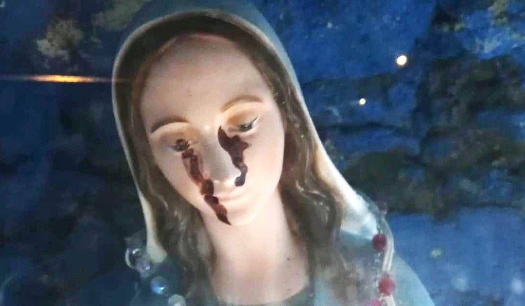 La statua della Madonna con le macchie di liquido rosso