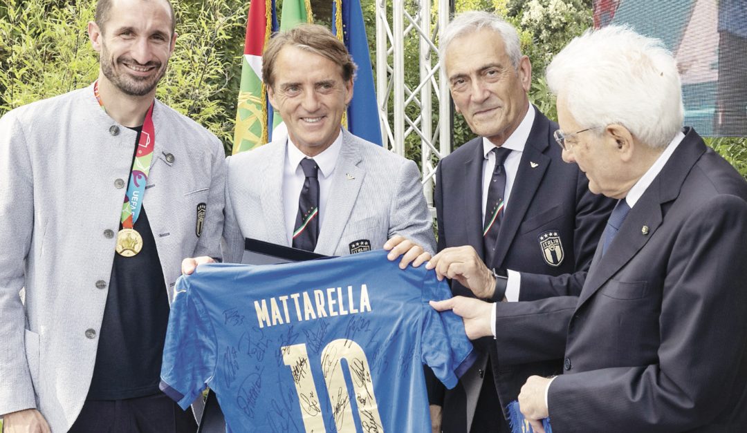 Chiellini, Mancini e Gravina regalano a Mattarella la maglia azzurra