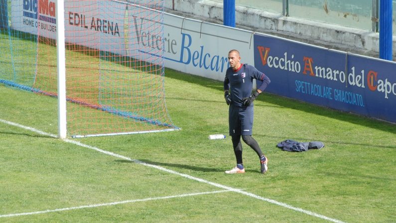 La bandiera Riccardo Mengoni verso la stella con la maglia della Vibonese