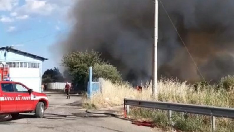 Incendio a Montalbano (Matera): fiamme vicine alle abitazioni