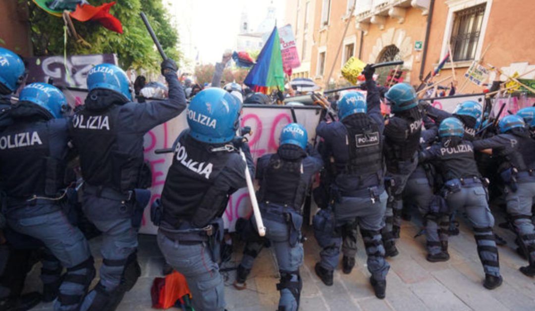 Gli scontri a Venezia (foto Ansa)