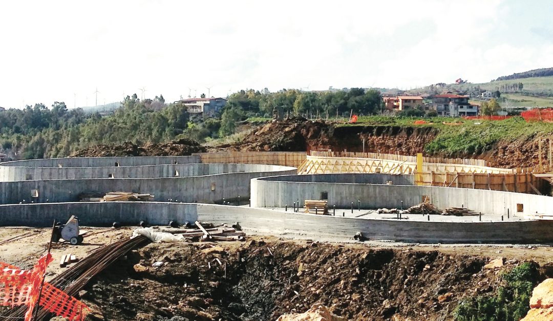 La mega piscina sequestrata a Capocolonna