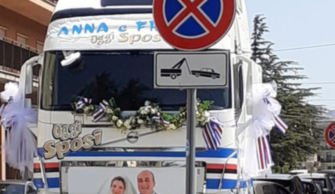 Il tir blucerchiato col quale sono andati all'altare Anna e Francesco
