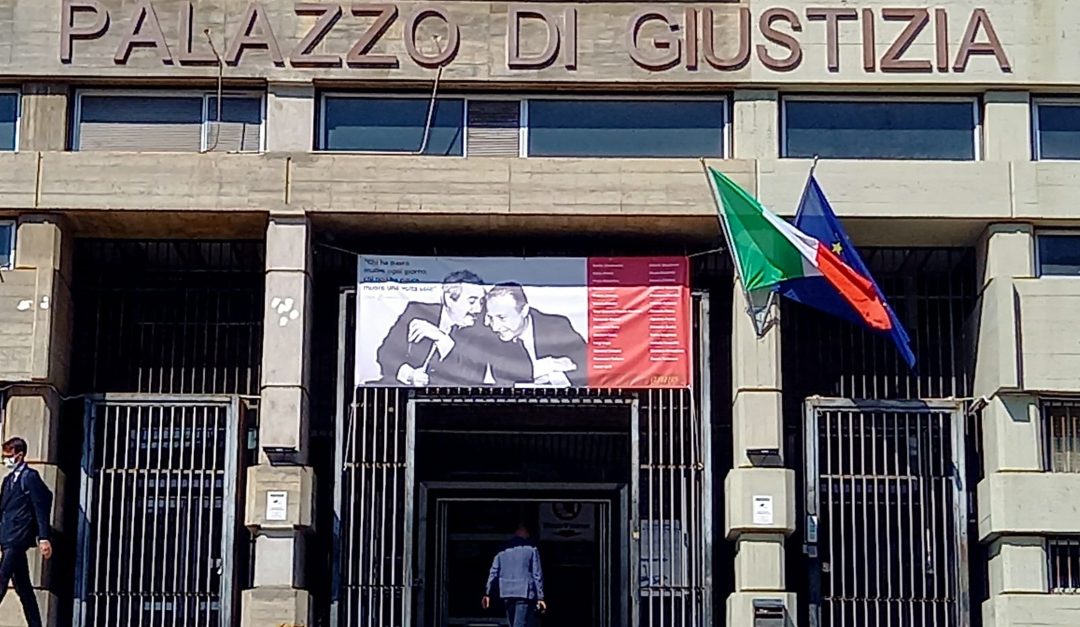 L'ingresso del tribunale di Cosenza con lo striscione con Falcone e Borsellino