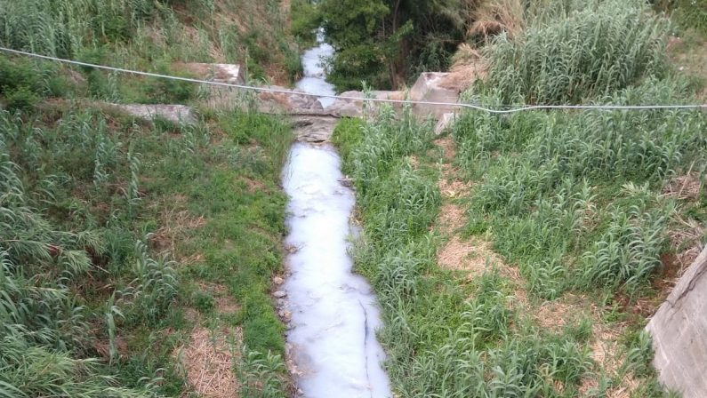 Guardia Piemontese, con gli stabilimenti chiusi le acque termali finiscono nel fiume Bagni