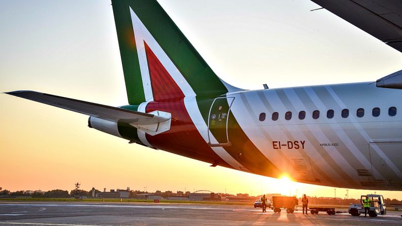 Decolla in salita la nuova Alitalia, i sindacati annunciano lo sciopero