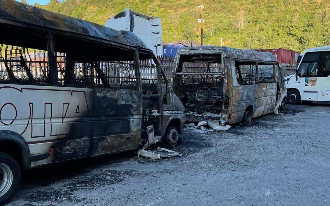 I bus distrutti dalle fiamme a Potenza