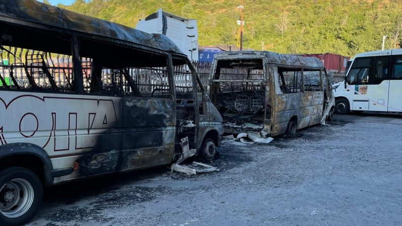 Raid nel deposito della ditta Trotta, due autobus distrutti dalle fiamme