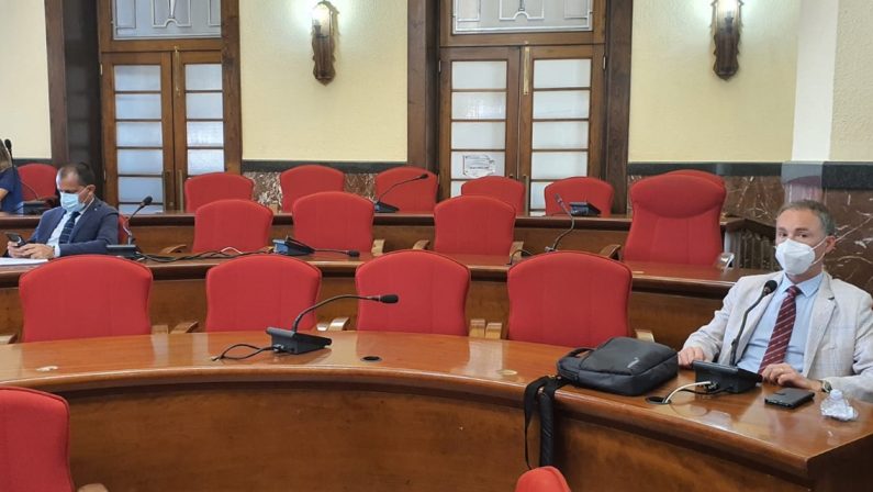 Il capogruppo diserta il Consiglio ma il partito non lo sa, Pd allo sbando a Vibo