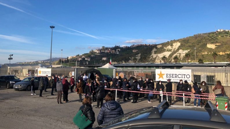 Incubo Covid-19, la Calabria chiede hub vaccinali alla Difesa. Aumentano i controlli