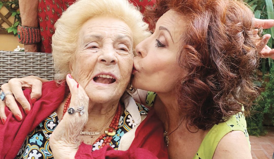 Il bacio di Alda d'Eusanio ad Assunta Almirante