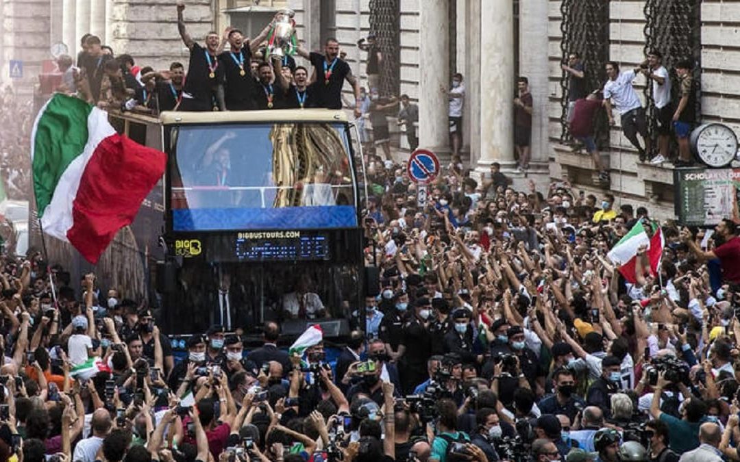Il pullman scoperto nella Nazionale per le strade di Roma