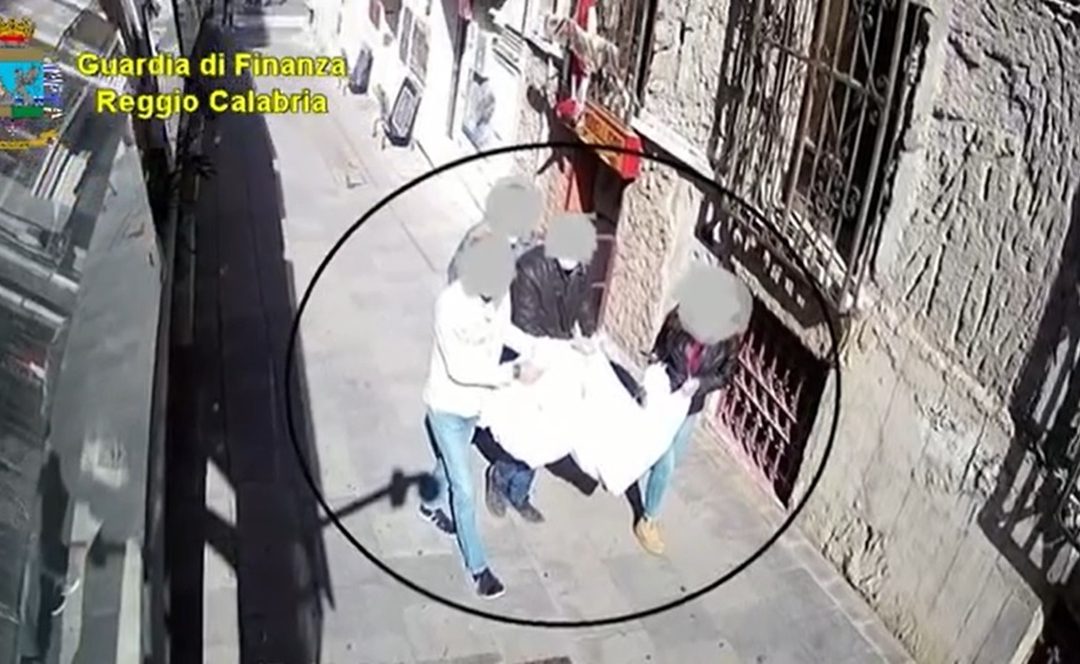 Furti ai venditori ambulanti, arrestati due agenti della Municipale di Reggio