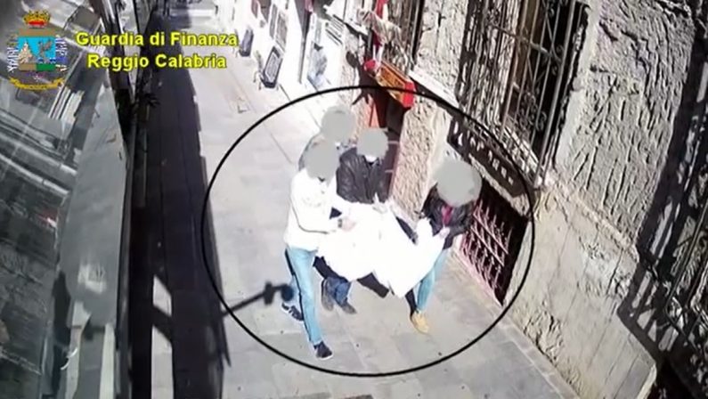 Furti ai venditori ambulanti, arrestati due agenti della Municipale di Reggio