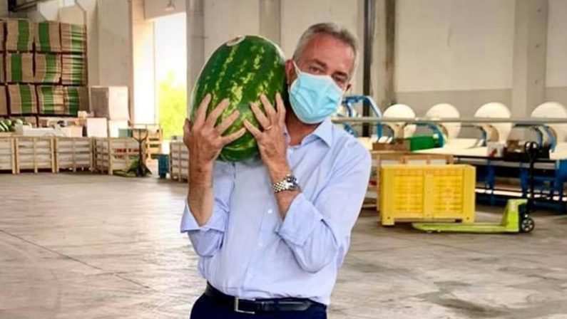 La foto - L’anguria gigante dell’assessore all’Agricoltura Gianluca Gallo