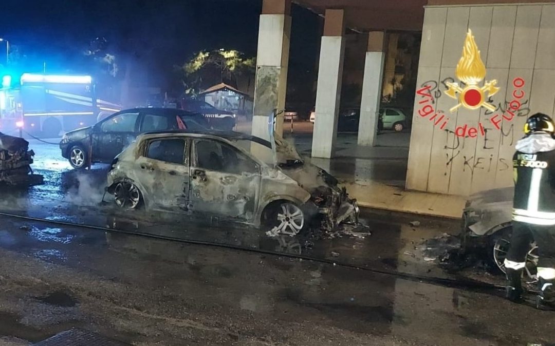 Le auto andate a fuoco a Catanzaro