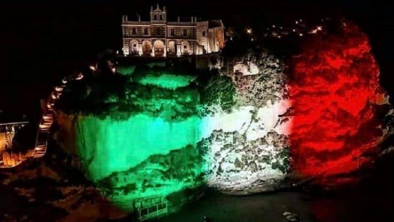 Euro 2020, il simbolo di Tropea s'illumina con il tricolore per tifare Italia