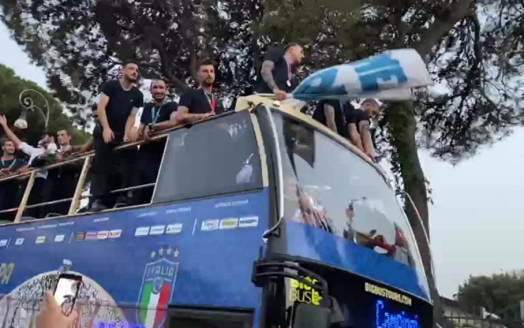 Festa azzurra sul pullman scoperto