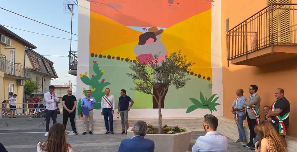 L'inaugurazione del murale di Massimo Sirelli