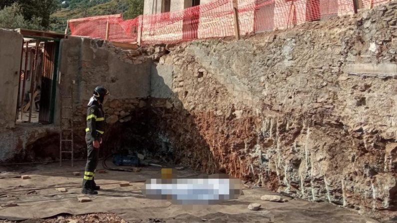 Precipita da un edificio in ristrutturazione, operaio morto nel Cosentino