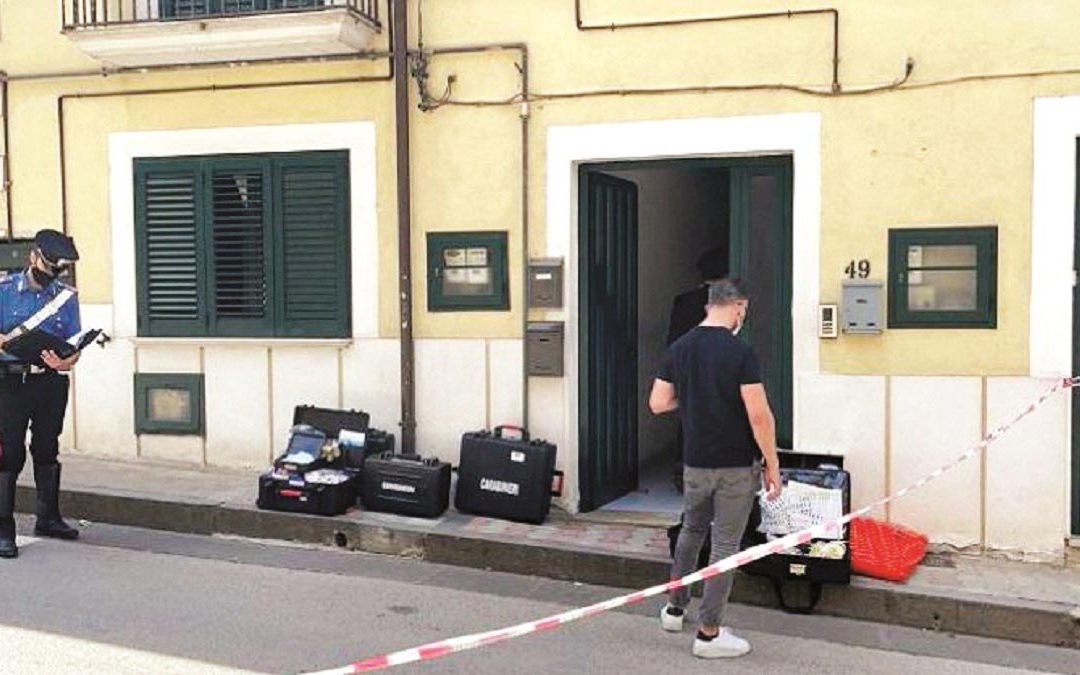 Carabinieri davanti all’abitazione nel centro storico di Brienza dove è avvenuta la tragedia