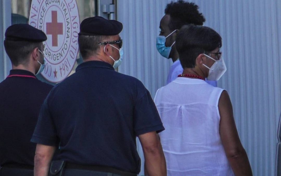 Covid, poliziotto contagiato in un centro migranti: l’uomo è in isolamento a Crotone