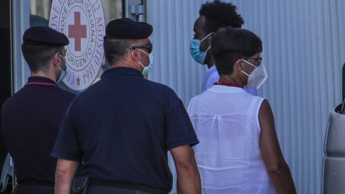 https://www.quotidianodelsud.it/wp-content/uploads/2021/07/polizia-migranti.jpg