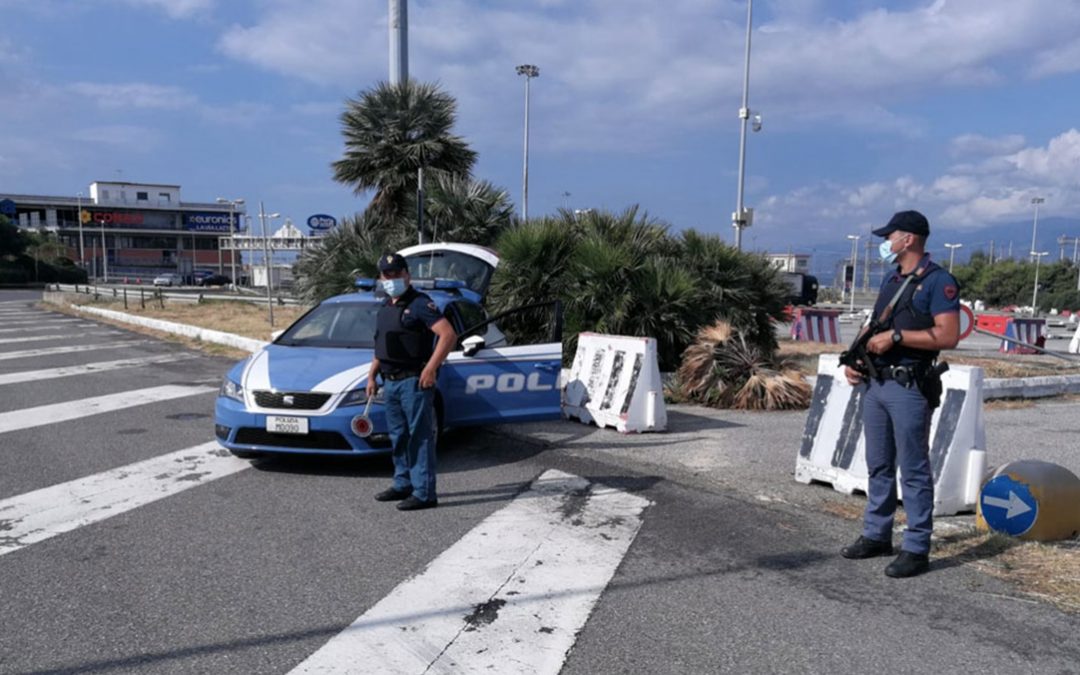 Villa San Giovanni, botte alla moglie con una stampella in un negozio: arrestato