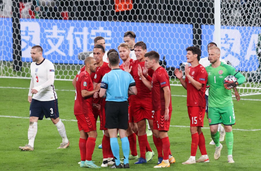 Le proteste della Danimarca per il rigore concesso all'Inghilterra in semifinale
