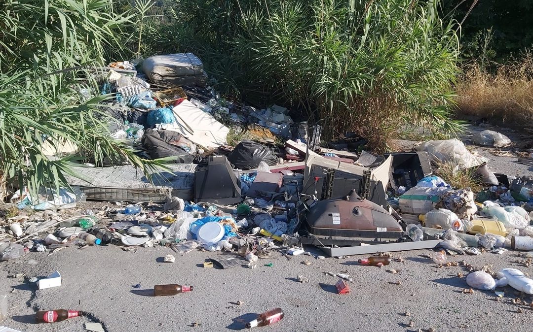 Rifiuti nell'area dell'ex cementificio di Vibo Marina